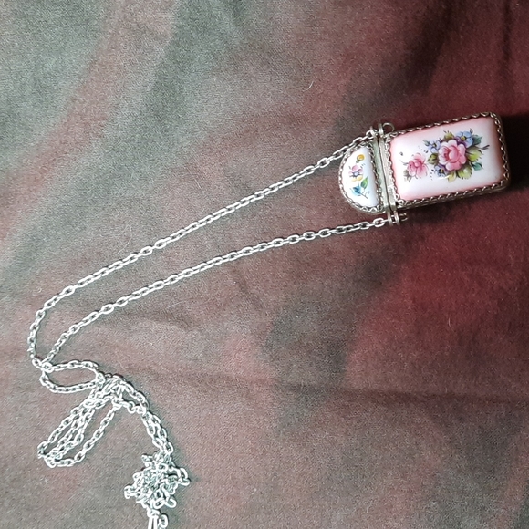 Gorgeous vintage floral container necklace - Picture 2 of 3